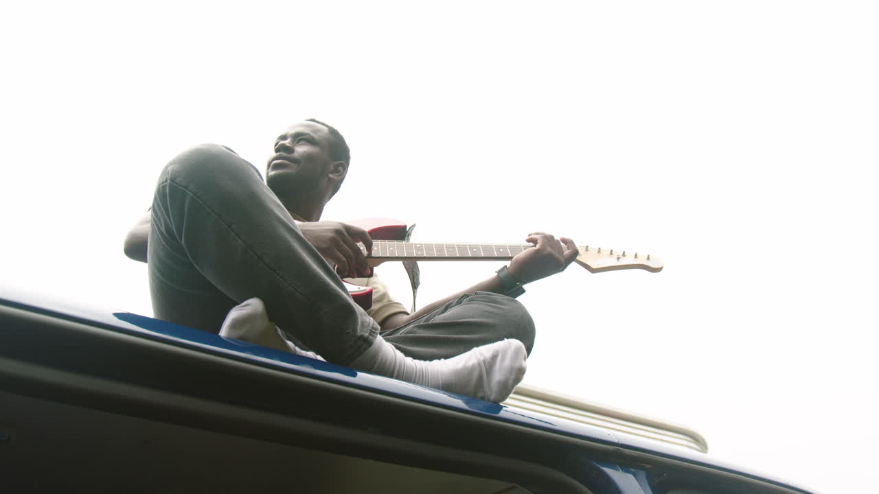 핫도그를 먹고 술을 마시는 남자