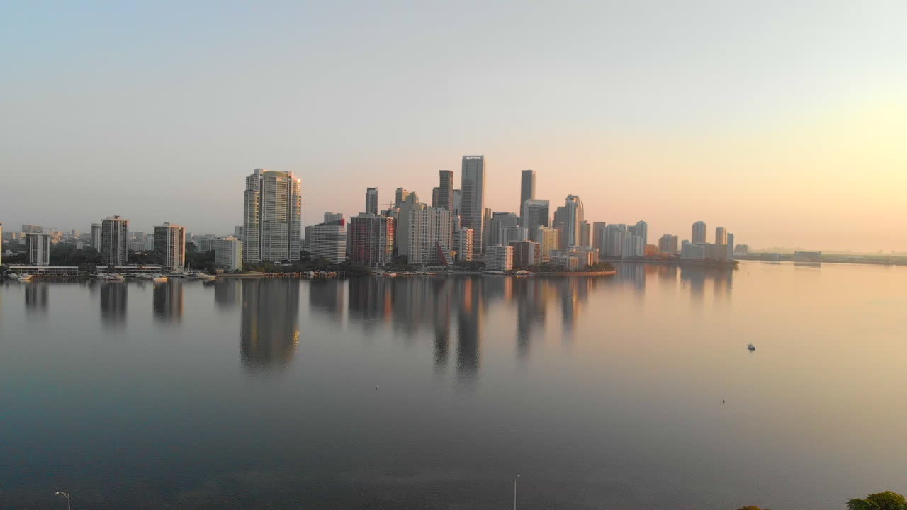 Tomada de drone em movimento para trás do horizonte de Miami.
