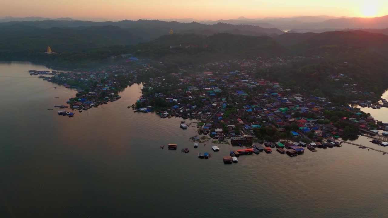 Gün batımında havadan görünüm, Sangkhlaburi Mon köyü ahşap köprüsü, Kuzey Tayland.