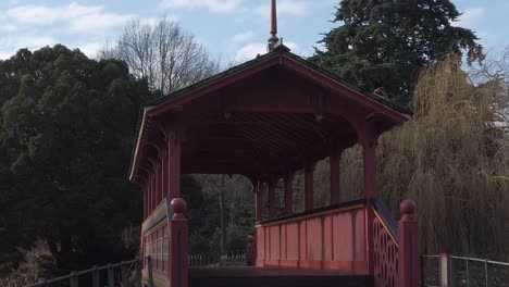 colorido puente decorativo adornado de madera de kyoto en los jardines del gran parque público victoriano empujar hacia adelante lentamente