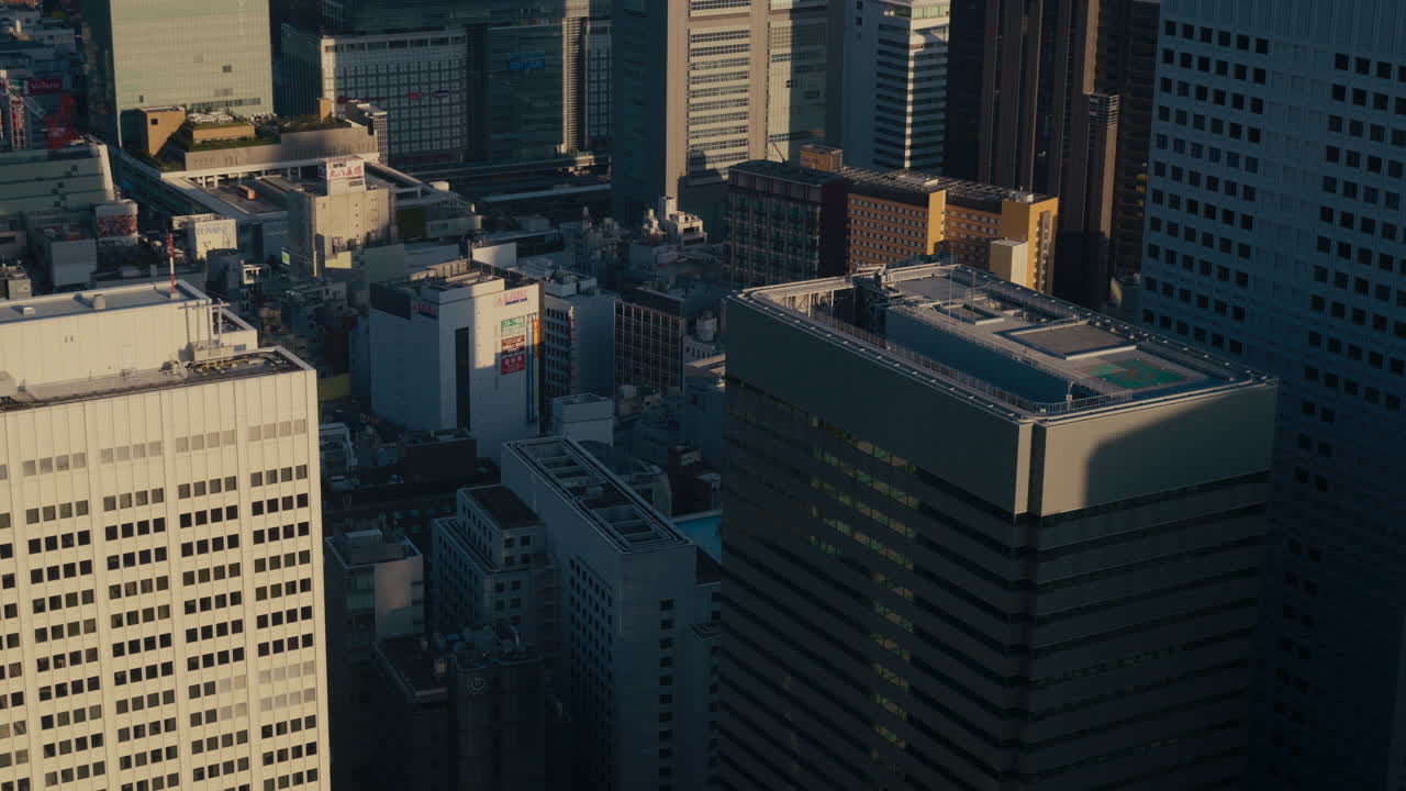 Toma elevada del paisaje urbano de Shinjuku con profundidad de horizonte en capas