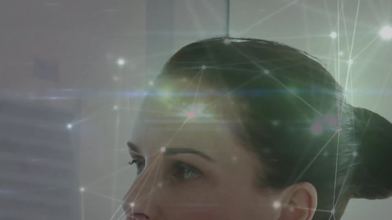 animación de la red de conexiones sobre la doctora caucásica