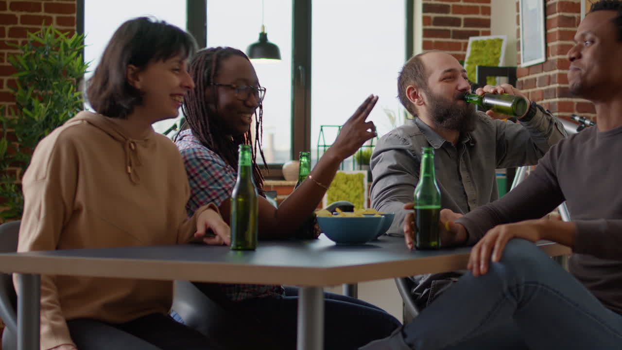 Grupo diverso de amigos hablando y divirtiéndose en el salón