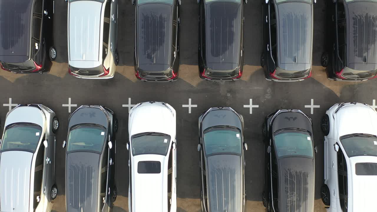 대형 차량 주차장 의 공중 사진