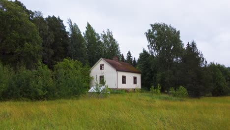 Verlassenes-Haus-Am-Rande-Des-Feldes-An-Einem-Bewölkten-Abend