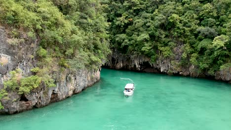 Imágenes-De-Drones-De-La-Laguna-De-La-Isla-De-Hong-Con-Barco-Navegando-A-Través