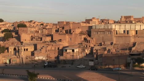 Una-Ciudad-En-Irán-Con-Un-Edificio-Con-Una-Cúpula-Verde-2