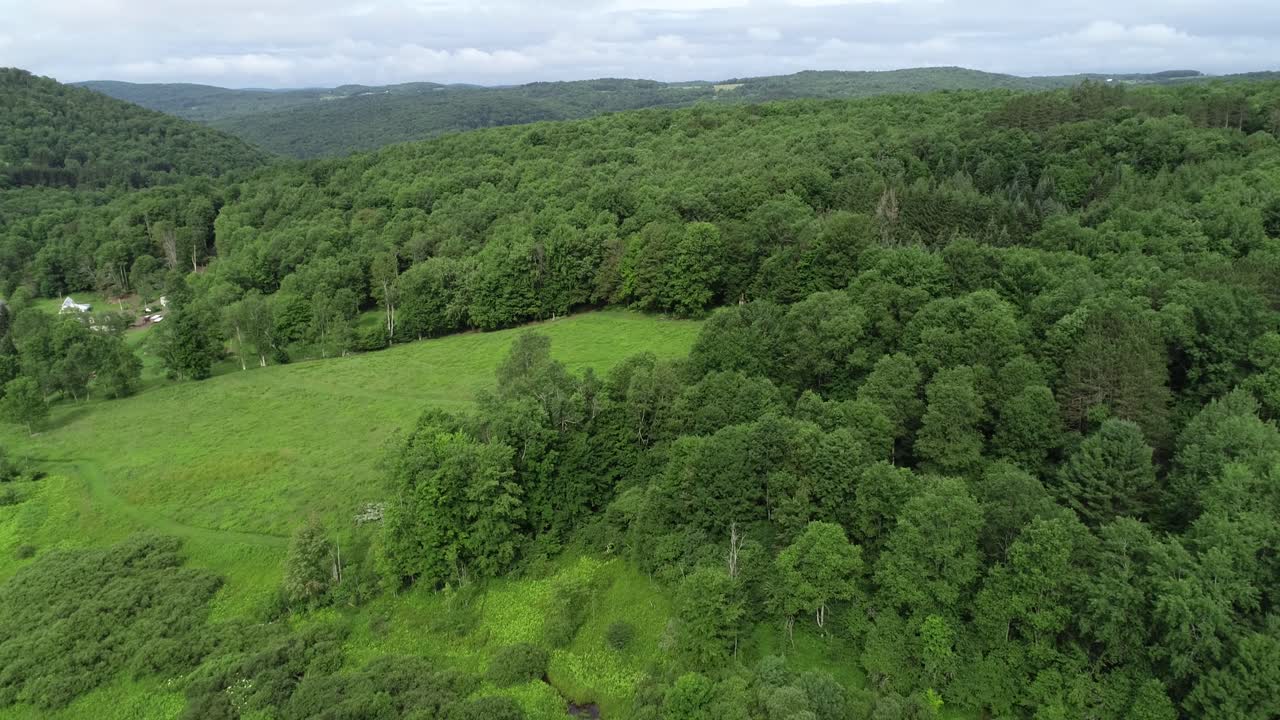 las montañas catskill ruedan en la distancia en esta toma de drones