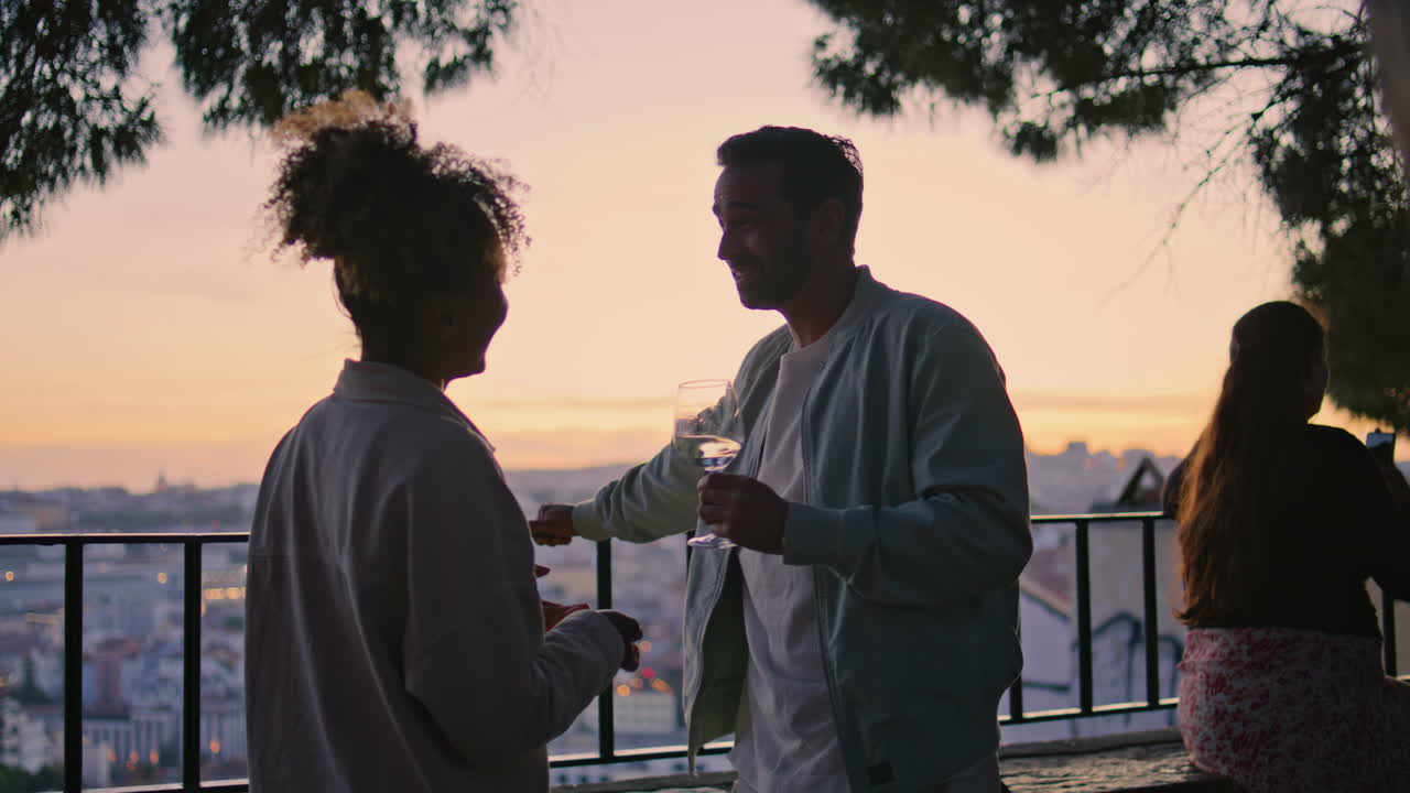 personas felices siluetas riendo al atardecer paisaje urbano primer plano. pareja divirtiéndose