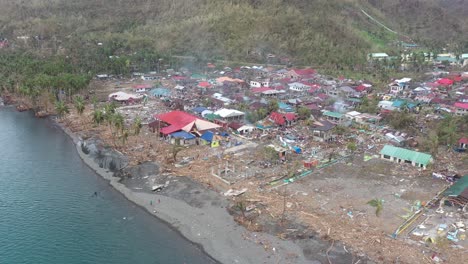 riprese aeree con drone delle conseguenze del tifone odette in un villaggio costiero nel sud di leyte, nelle filippine