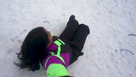 pareja disfrutando de una aventura de deslizamiento en la nieve en las montañas nevadas durante el día. el video fue tomado en manali en himachal pradesh, india, el 22 de marzo de 2023.