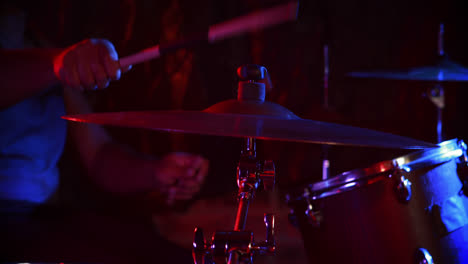 baterista tocando en un conjunto de tambores 4k