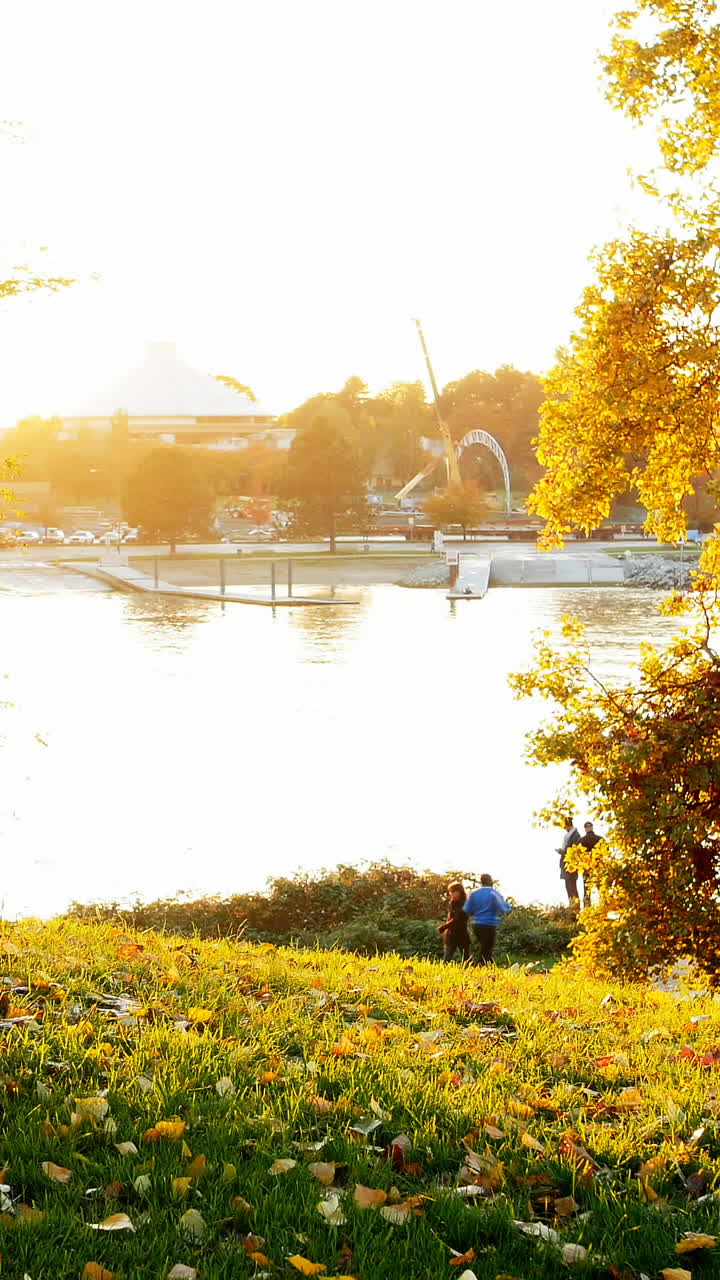 휴대 전화 로 이야기 하고 디지털 태블릿 을 들고 있는 사업가