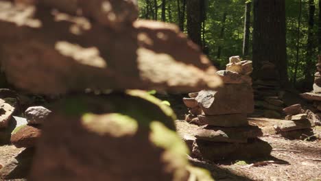 Un-Monumento-De-Piedras-Apiladas-En-El-Bosque