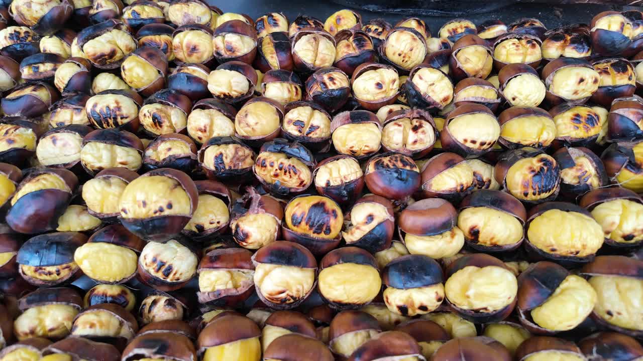 Pilha de castanhas portuguesas assadas