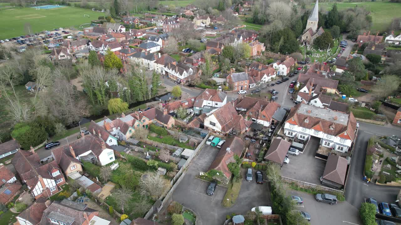 shere surrey uk pintoresca aldea inglesa aérea drone 4k material de archivo