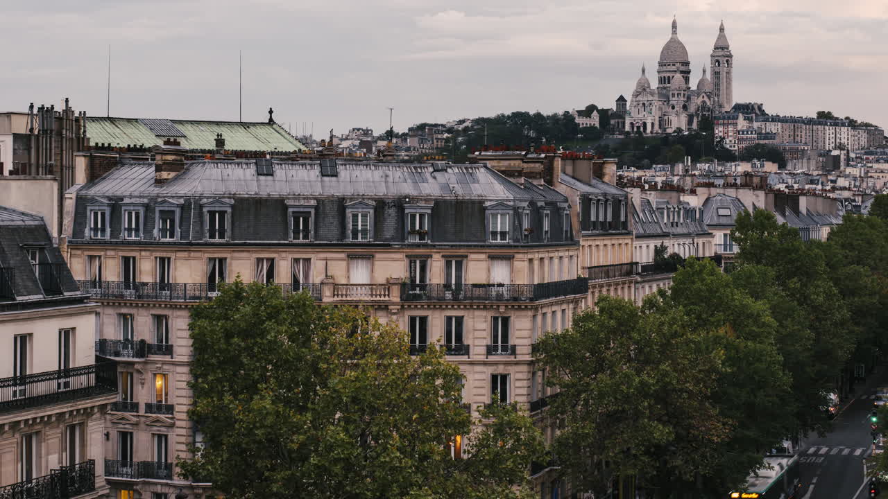 아래 거리, 파리, 프랑스에 트래픽과 sacre coeur의 높은 보기