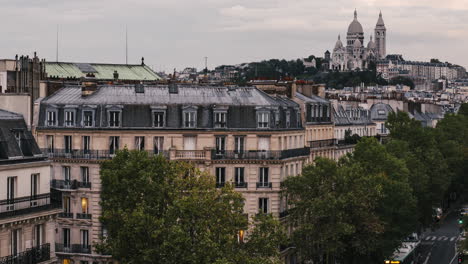 Hohe-Ansicht-Von-Sacre-Coeur-Mit-Verkehr-Auf-Der-Straße-Unten,-Paris,-Frankreich