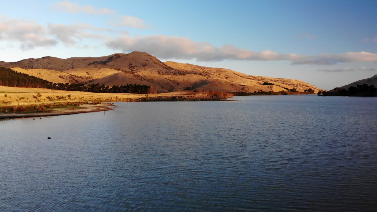 lago y las montañas durante el atardecer amanecer 4k drone nueva zelanda