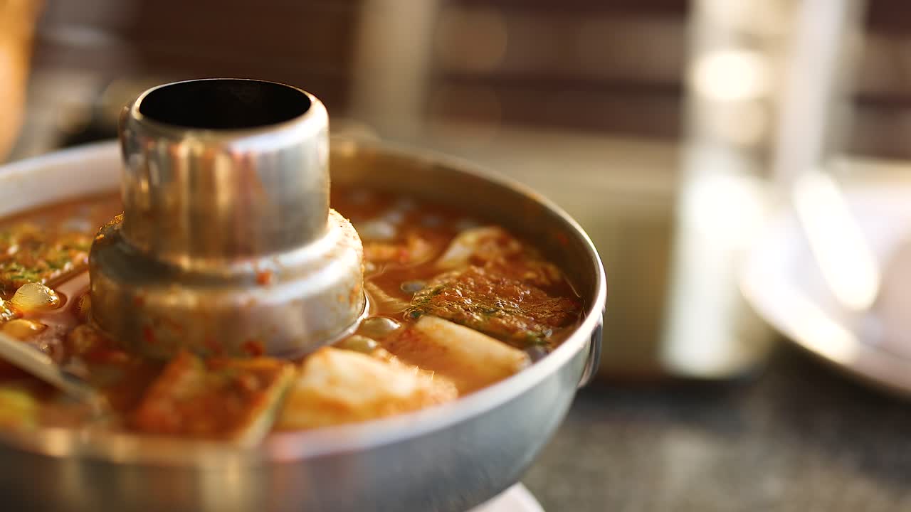 una deliciosa sopa con mariscos y verduras