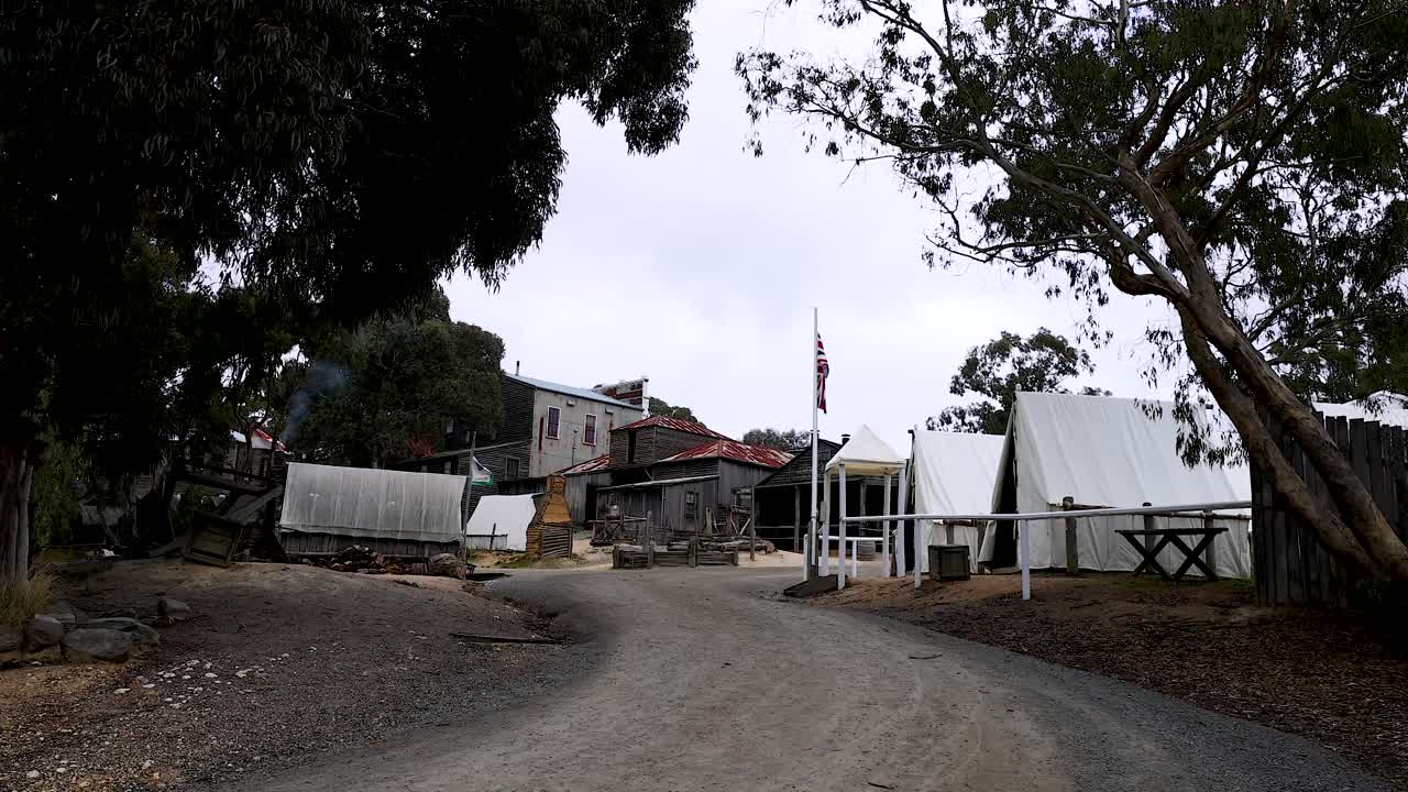 텐트와 건물이 있는 역사적인 마을을 탐험합니다.