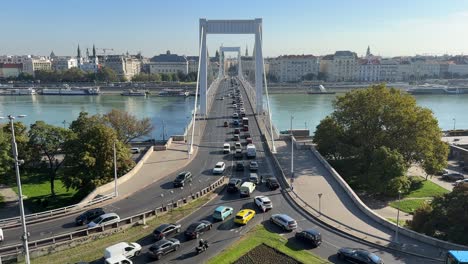 traffic on the elisabeth bridge. erzsébet híd