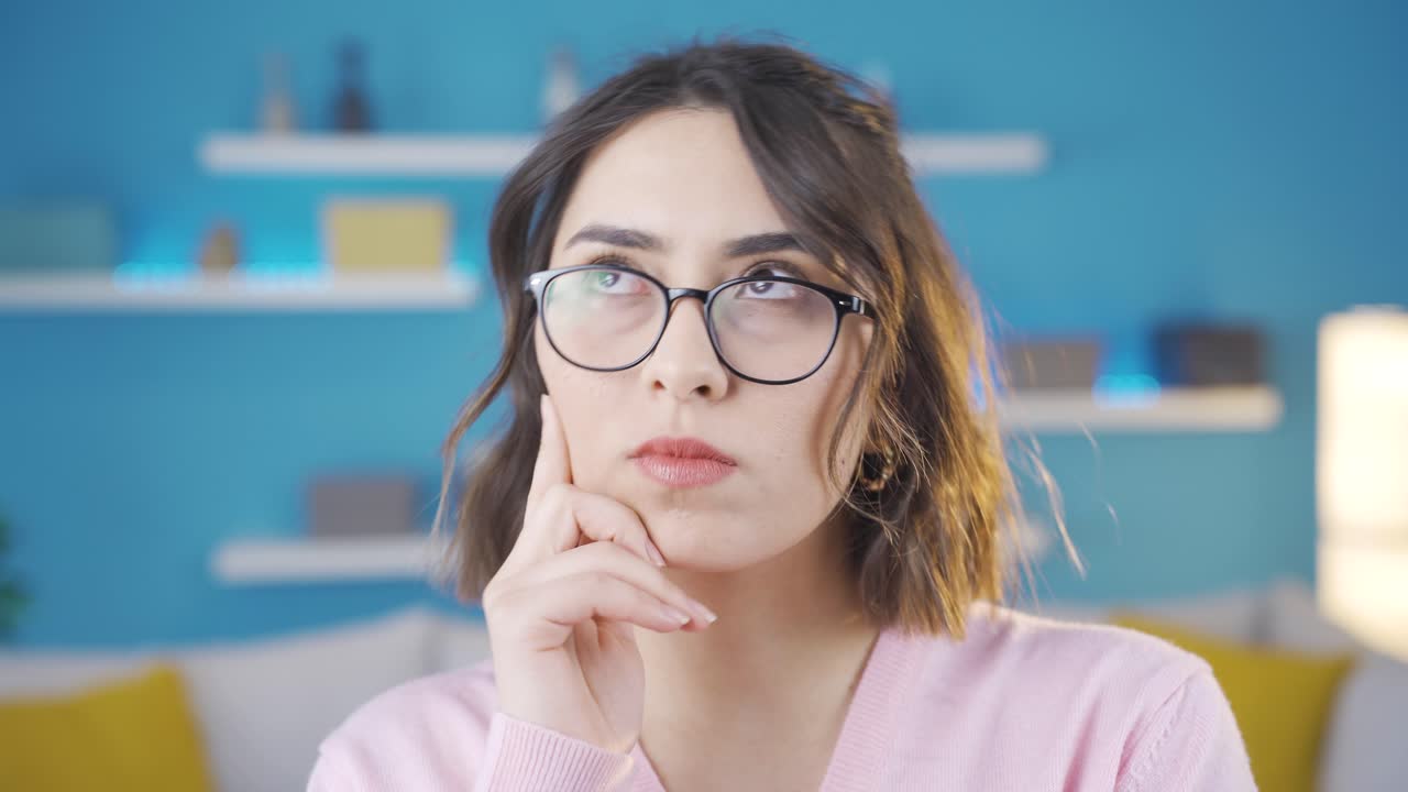 una joven pensativa tratando de recordar.