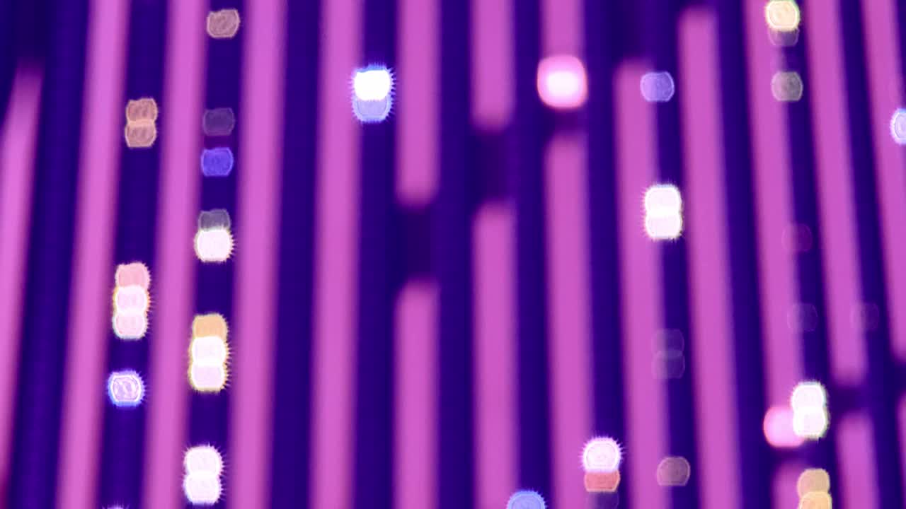 luces bokeh púrpuras en una estructura vertical