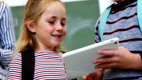 Niños-De-Escuela-Usando-Tableta-Digital
