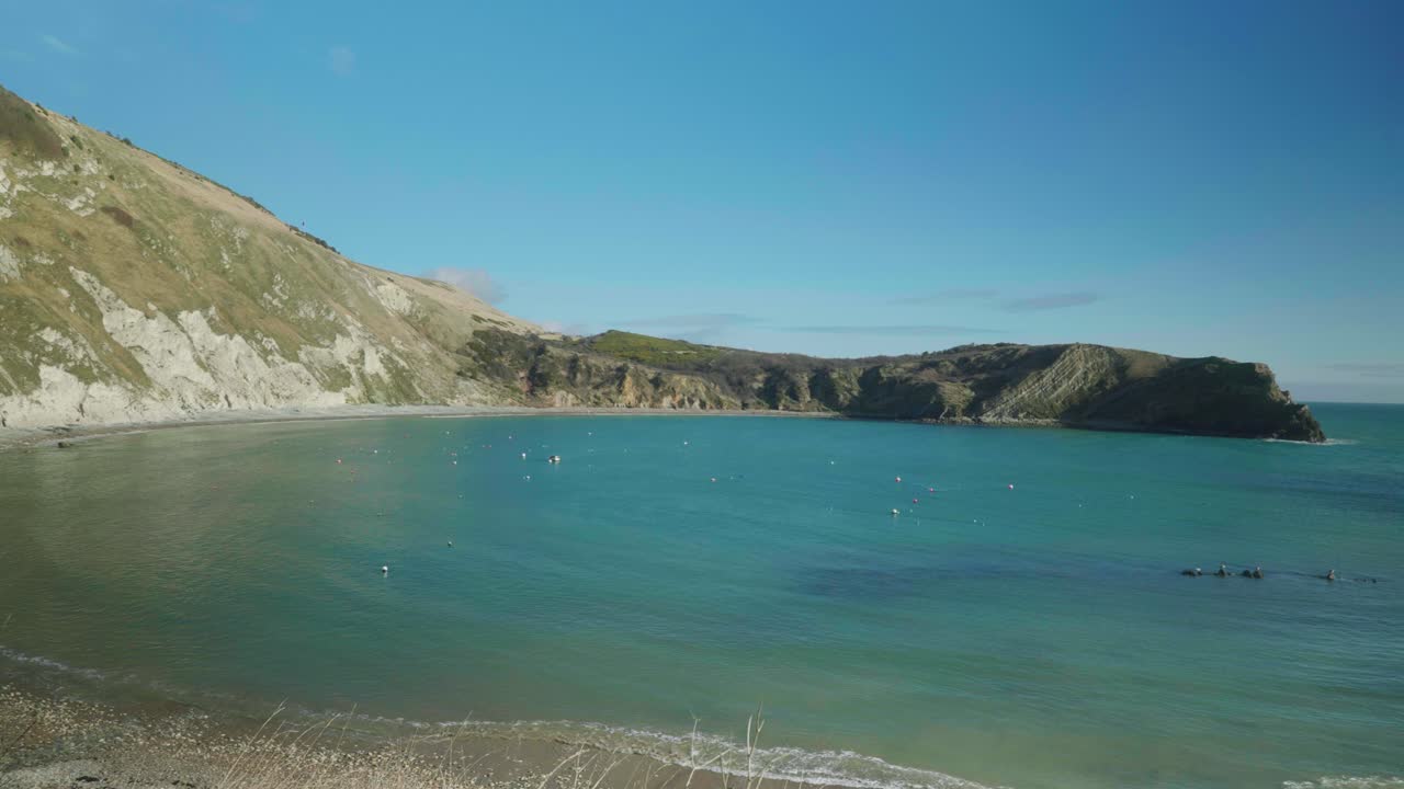 화창한 날 도싯, 룰워스 코브 해변의 4k 영화 풍경 사진