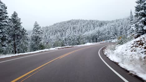 暴風雪後在山上開車