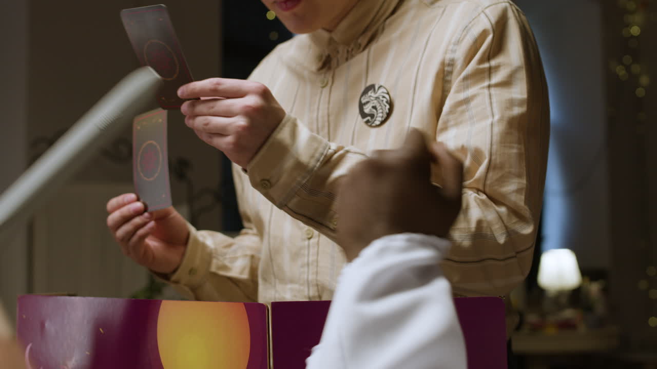 друзья играют в ролевые игры.