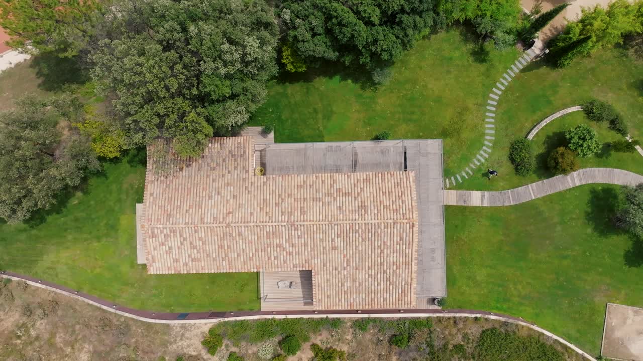 vista aérea de arriba hacia abajo de una casa con un techo rodeada de exuberante jardín naturaleza en domaine sainte colombe, francia, entorno sereno y pintoresco perfecto para conceptos de tranquilidad y vida elegante
