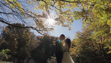 숲 공원에서 신부와 신부. 결혼 부부. 행복한 가족