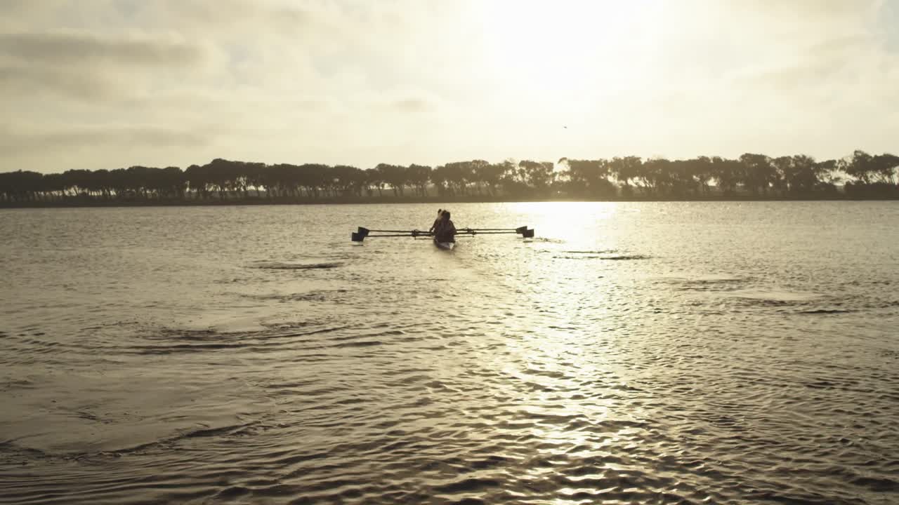 equipo de remo femenino entrenando en un río