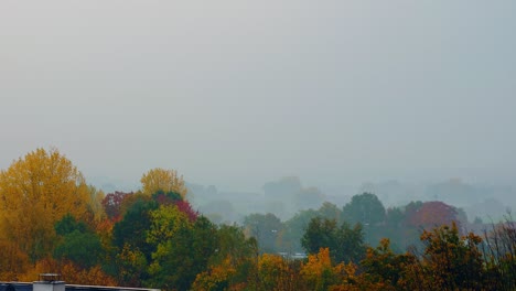 Eine-Landschaftsaufnahme,-Bei-Der-Sie-Die-Wolken-Und-Den-Nebel-Im-Zeitraffer-Mit-Kontinuierlichem-Zoom-Sehen-Können