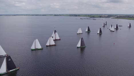 Clásica-Carrera-De-Veleros-En-Friesland-Países-Bajos-En-El-Gran-Lago-Tjeukemeer,-Antena