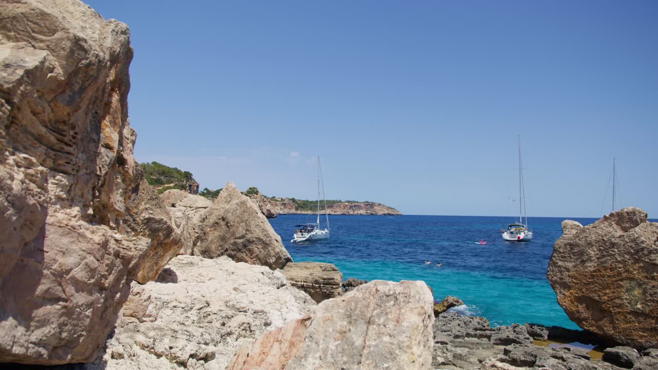 mallorca: vista desde la playa del complejo turístico de cala liombards en la isla de mallorca, españa, europa | barcos en la distancia