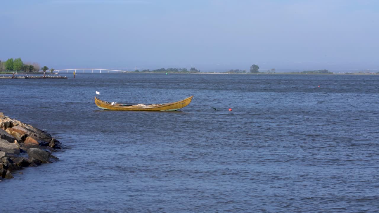 barco en la ría de aveiro, torreira, portugal
