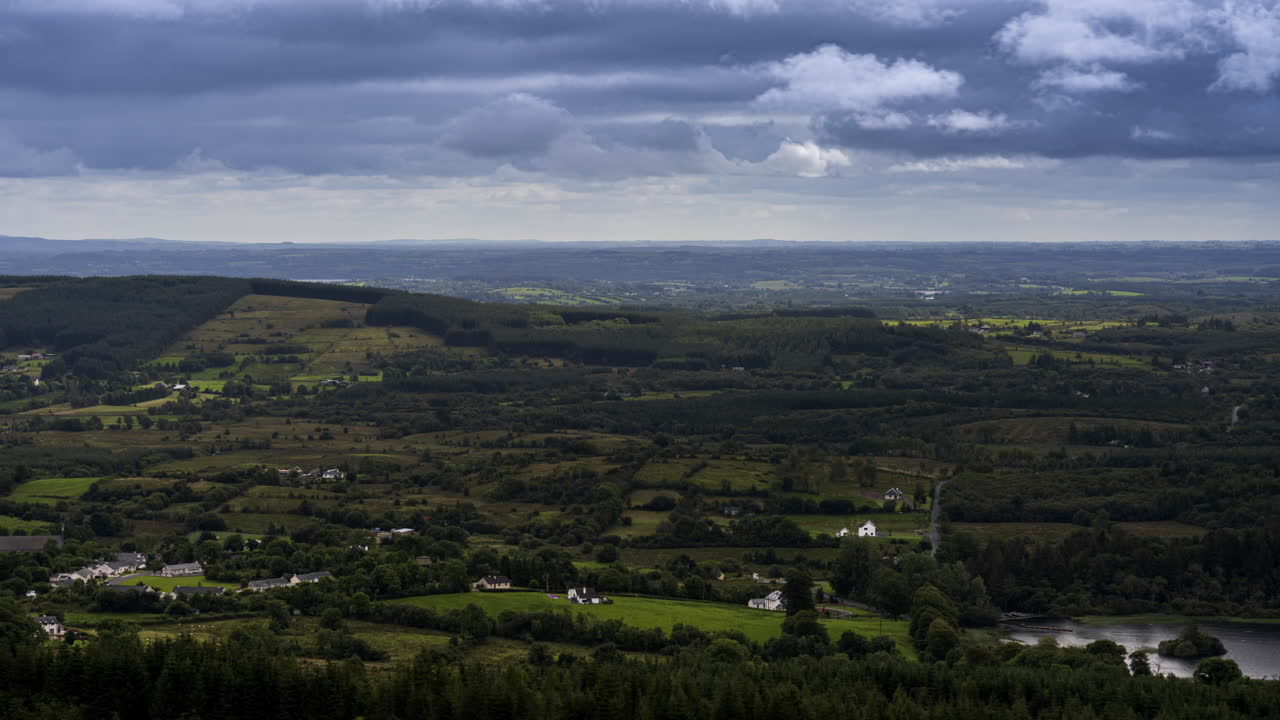 lapso de tiempo del paisaje agrícola rural con lago, bosque y colinas durante un día nublado visto desde arriba lough meelagh en el condado de roscommon en irlanda