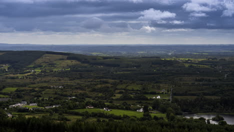 Lapso-De-Tiempo-Del-Paisaje-Agrícola-Rural-Con-Lago,-Bosque-Y-Colinas-Durante-Un-Día-Nublado-Visto-Desde-Arriba-Lough-Meelagh-En-El-Condado-De-Roscommon-En-Irlanda