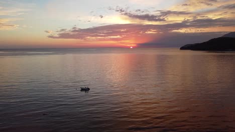 vista aérea de una hermosa puesta de sol en el mar mediterráneo