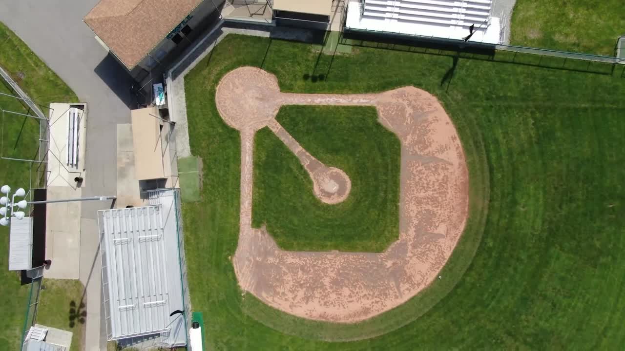 Ripresa da drone che inquadra dall'alto un campo da baseball della Little League vuoto.