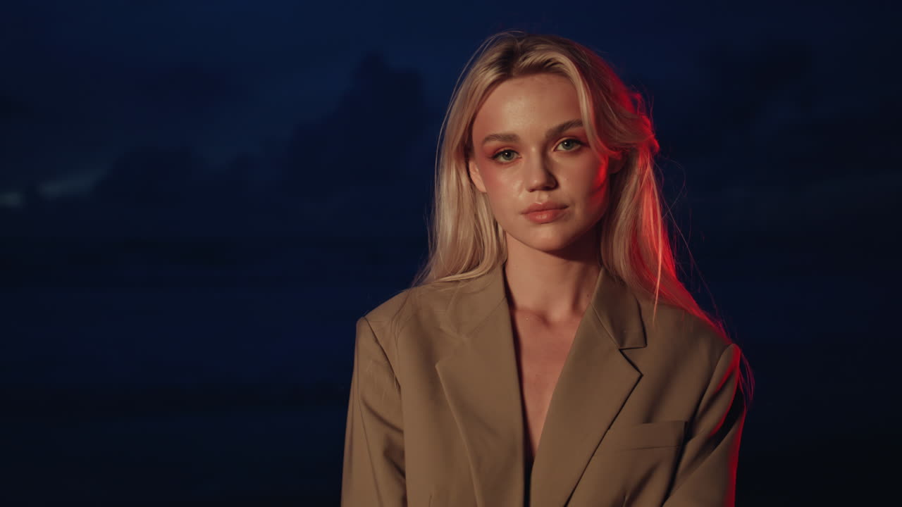 초상화: 벌거벗은 가을 가진 매력적인 소녀 의상. 빛에 섹시한 패션 금발 포즈