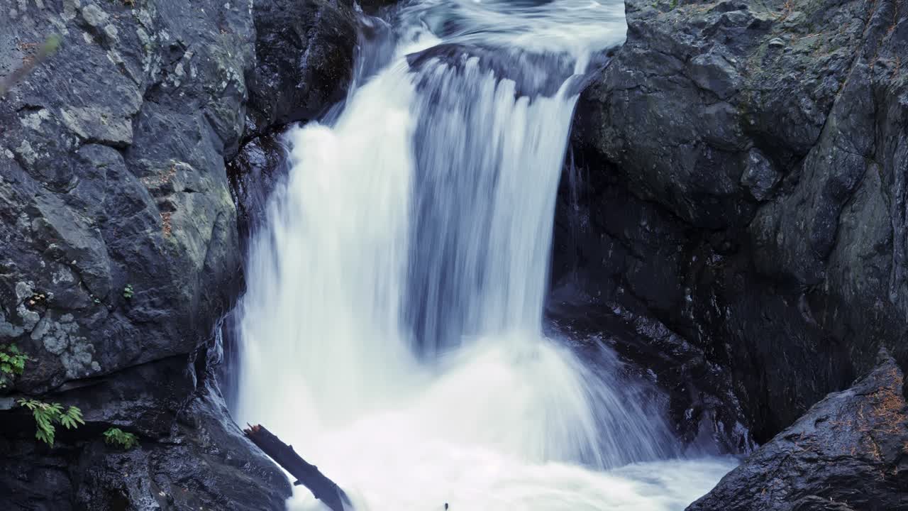 el obturador se dejó abierto de par en par, lo que le dio a esta cascada en el parque estatal olallie una sensación etérea y de ensueño