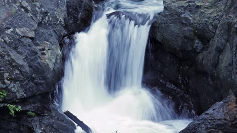 El-Obturador-Se-Dejó-Abierto-De-Par-En-Par,-Lo-Que-Le-Dio-A-Esta-Cascada-En-El-Parque-Estatal-Olallie-Una-Sensación-Etérea-Y-De-Ensueño