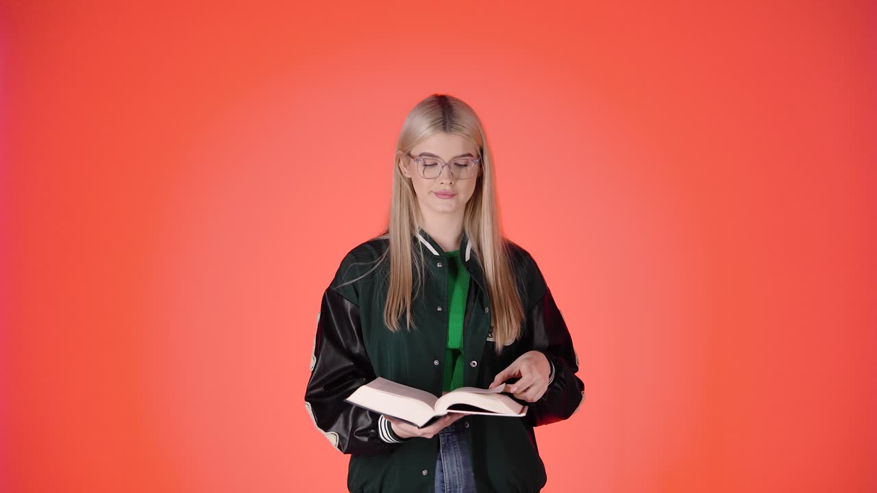 Giovane donna che legge un libro