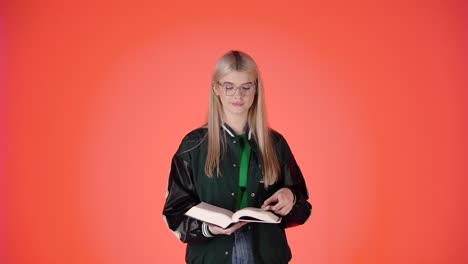 mujer joven leyendo un libro