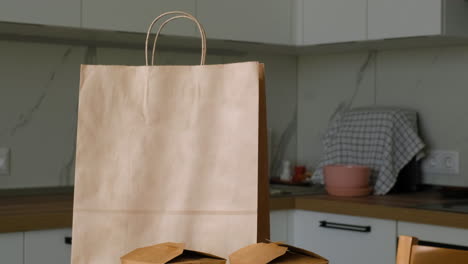 comida para llevar en la mesa