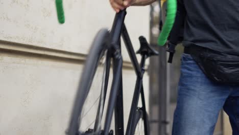 the delivery man uses bicycle to move around the city, goes out to take the order